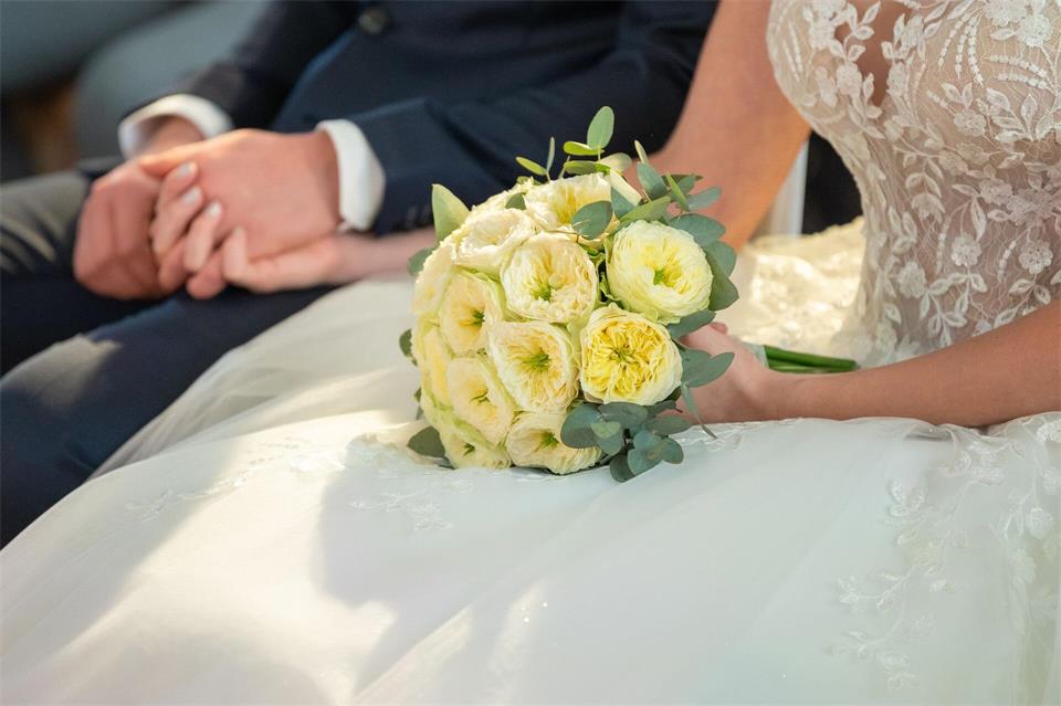 Eigentlich sollte es ein schöner Tag zwischen Liebenden werden, doch in Straubing eskalierte eine Hochzeit. (Symbolbild)Silas Stein/dpa