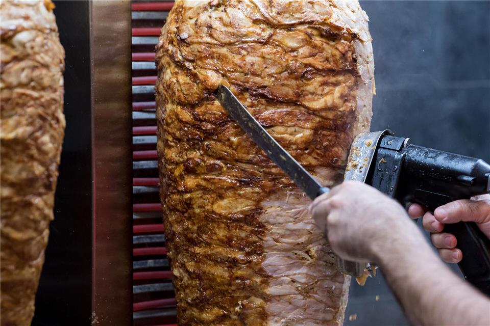 Eigentlich sollten die Spieße gegrillt werden - nach dem Unfall landeten sie auf der Autobahn. (Symbolbild)Sven Hoppe/dpa