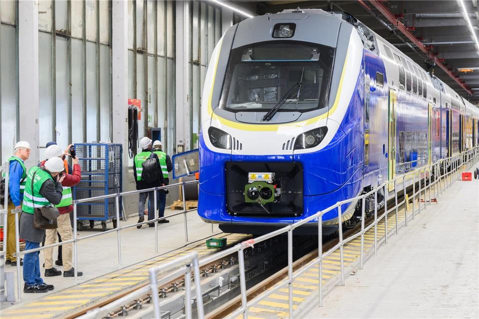 Eigentlich sollten diese gelb-blauen Züge längst in Niedersachsen unterwegs sein - nun verzögert sich die Auslieferung erneut. (Archivbild)Julian Stratenschulte/dpa
