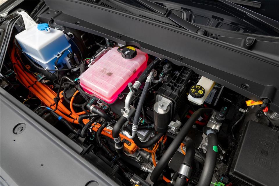 Eigentlich wie früher: Unter der Haube des Geely E5 findet sich der Motor - doch es ist’s hier ein elektrischer.weigl.biz/Geely/dpa-tmn
