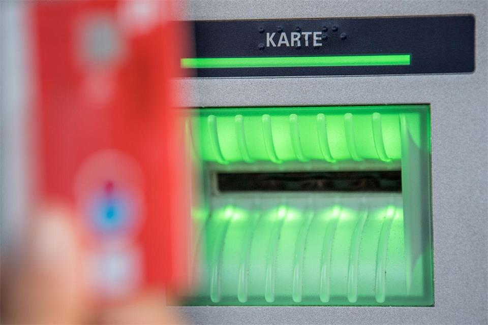 Eigentlich wollte der 13-Jährige selbst Geld abheben. (Symbolbild)Fabian Sommer/dpa
