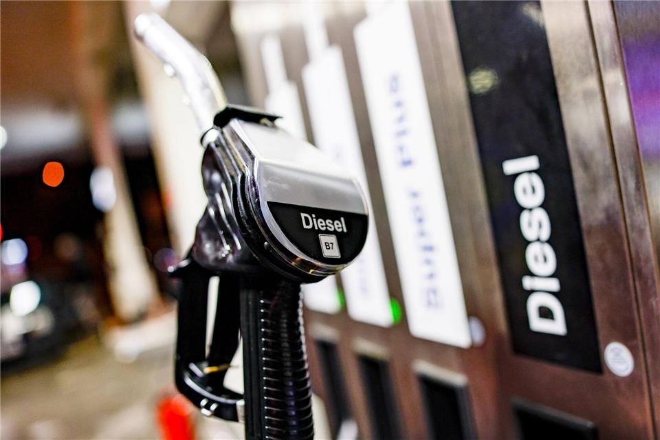 Eigentlich wollte der Mann Diesel tanken - statt Benzin. (Symbolbild)Axel Heimken/dpa