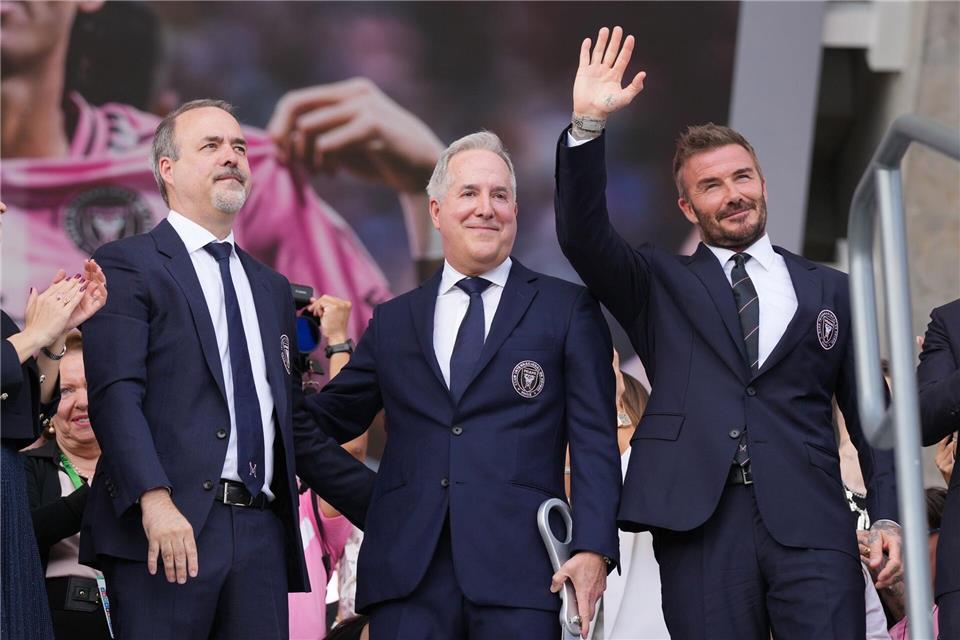 Eigentümer von Inter Miami CF, Jorge Mas (M), Miteigentümer Jose Mas (l) und Miteigentümer David Beckham (r) nehmen an einer Zeremonie teil.Lynne Sladky/AP/dpa