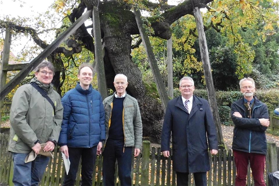 Eike Jablonski (Präsident der Deutschen Dendrologischen Gesellschaft), Pfarrer Fabian Tilling, Georg Badurczyk (Kirchenvorstand), Bürgermeister Martin Tesing und Professor Dr. Andreas Roloff von der Nationalerbe-Baum-Initiative (von links) bei der Feierstunde. 