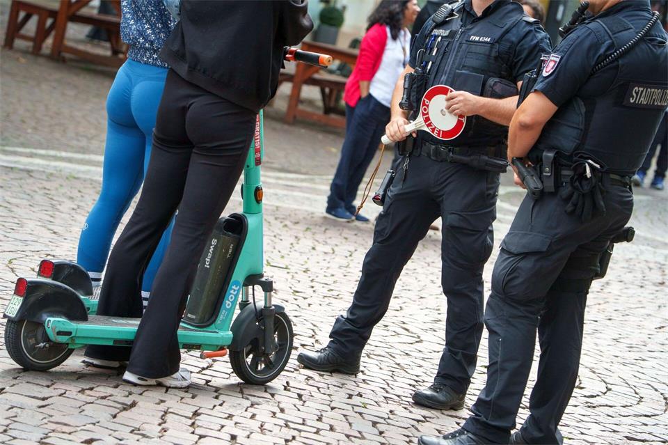 Ein 14-Jähriger war nicht allein auf seinem E-Scooter - er floh vor einer Polizeikontrolle. (Symbolbild)Andreas Arnold/dpa