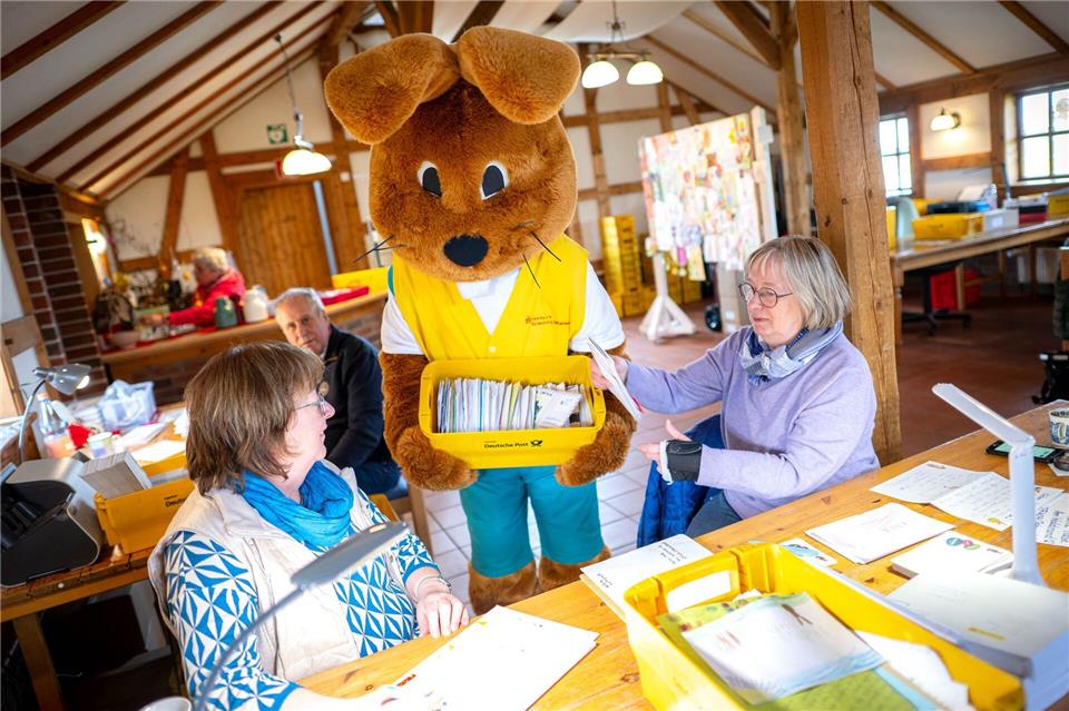 Ein 14-köpfiges Team kümmert sich um die eingehende Post. Sina Schuldt/dpa