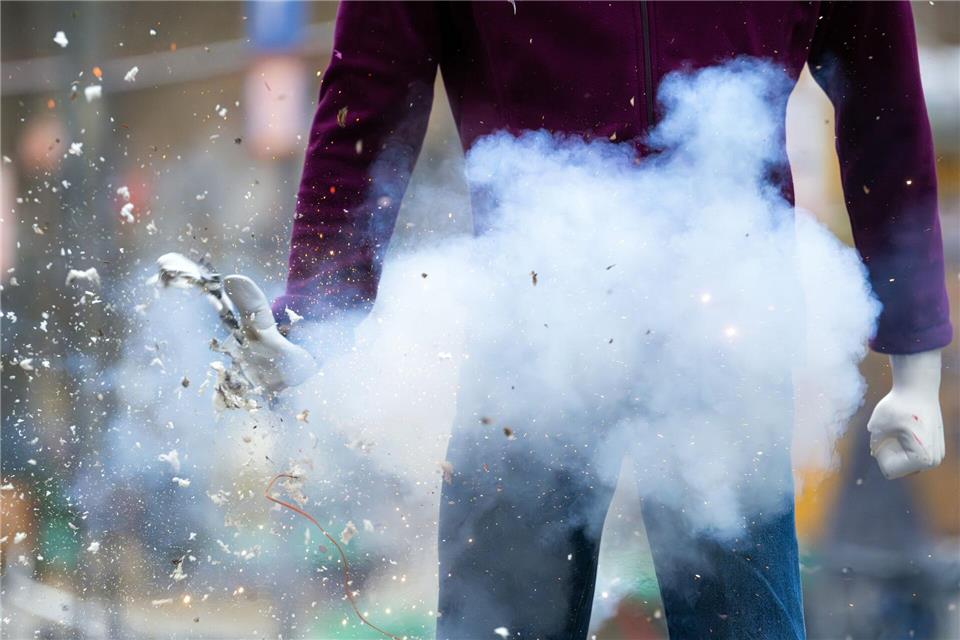 Ein 15-Jähriger ist in Leipzig von einem Knallkörper schwer verletzt worden. (Symbolbild)Soeren Stache/dpa