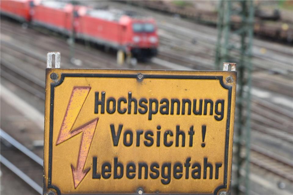 Ein 15-Jähriger wird beim Klettern auf einen Kesselwagen durch einen Stromschlag schwer verletzt. (Symbolbild) Arne Dedert/dpa