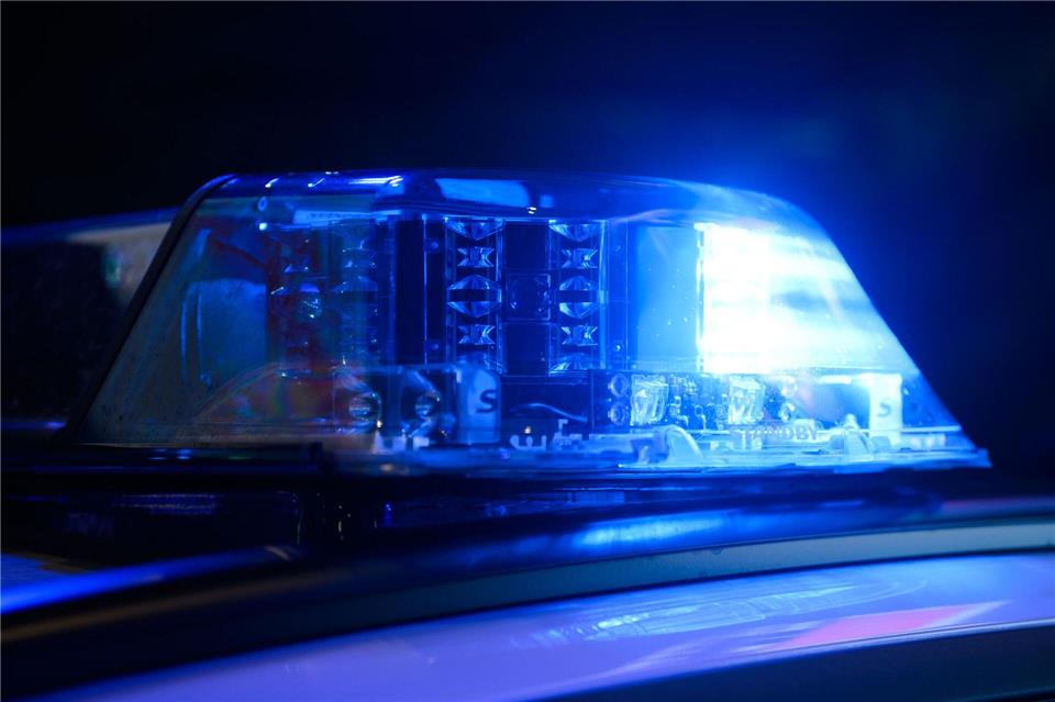 Ein 15 Jahre alter Autofahrer wurde von der Polizei gestoppt. (Symbolbild)Julian Stratenschulte/dpa