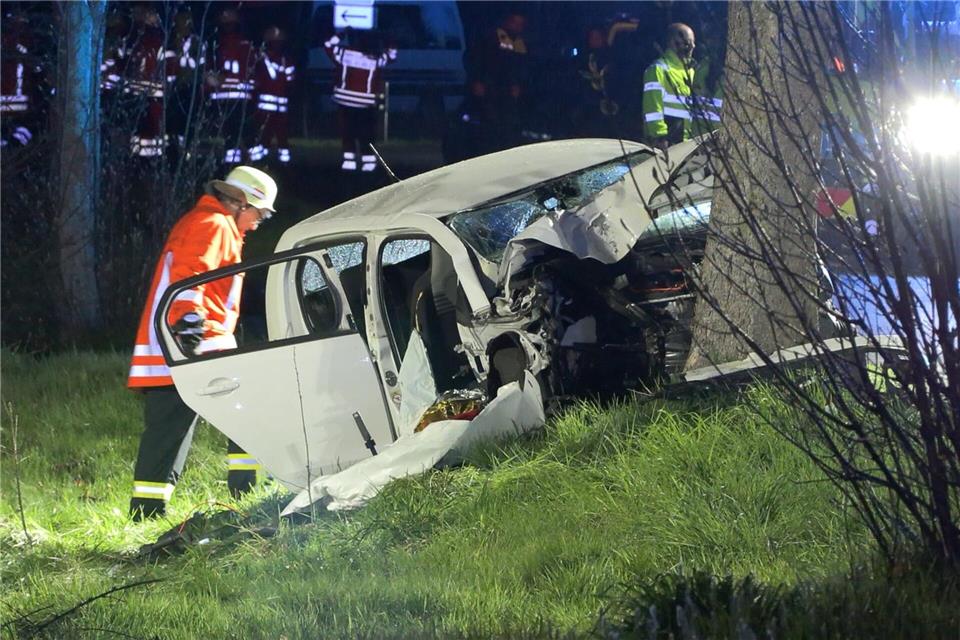 Ein 16-Jähriger ist bei einem Unfall ums Leben bekommen - vier weitere Menschen wurden schwer und lebensgefährlich verletzt.Fabian H�fig/NEWS5/dpa