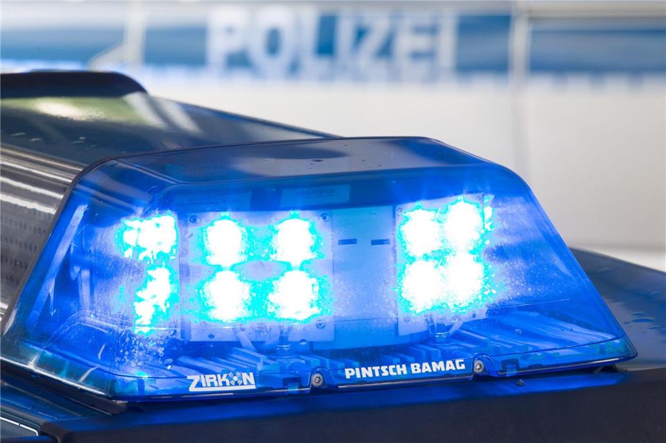 Ein 16 Jahre alter Motorradfahrer flüchtet vor der Polizei. (Symbolbild)Friso Gentsch/dpa