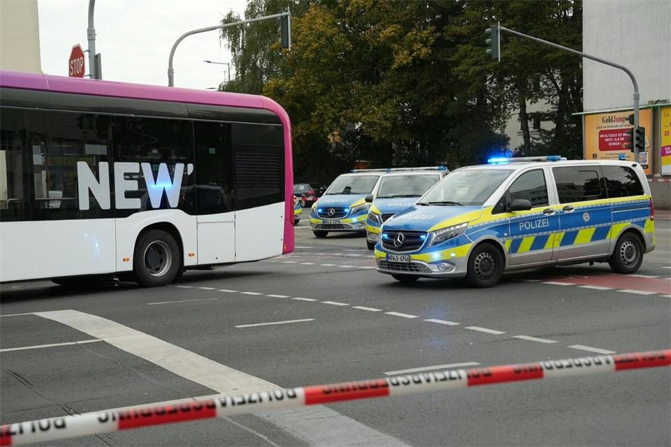 Ein 16-jähriger Radfahrer ist bei einem Verkehrsunfall mit einem Linienbus schwer verletzt worden. Tim Lehmann/dpa