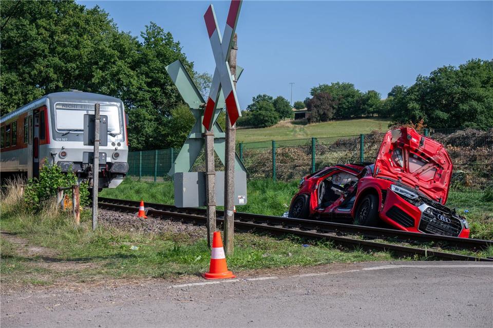 Ein 16-jähriges Mädchen stirbt bei einem Unfall an einem unbeschrankten Bahnübergang in Kusel. Das Auto, in dem sie saß, wurde beim Überqueren des Bahnübergangs von einem Zug erfasst. Harald Tittel/dpa