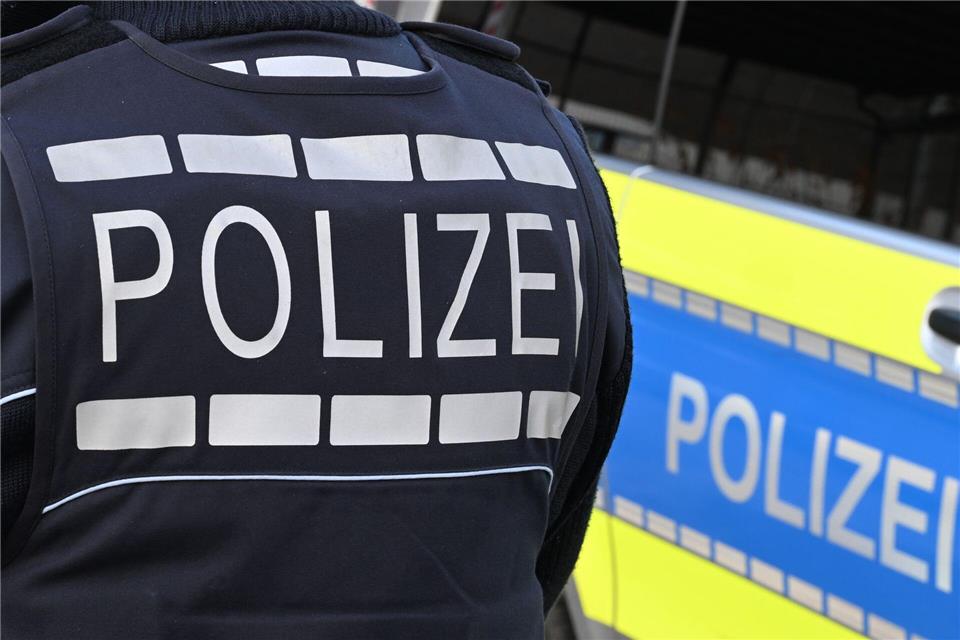 Ein 17-Jähriger fährt unter Alkohol das Auto eines Bekannten gegen einen Baum. Der vorläufige Führerschein ist erst einmal weg (Symbolbild). Bernd Weißbrod/dpa