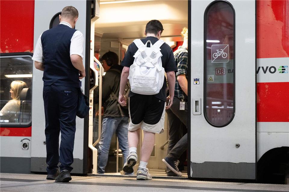 Ein 17-Jähriger soll dem Fahrkartenkontrolleur in der S-Bahn unvermittelt Pfefferspray in das Gesicht gesprüht haben. (Symbolbild)Sebastian Kahnert/dpa