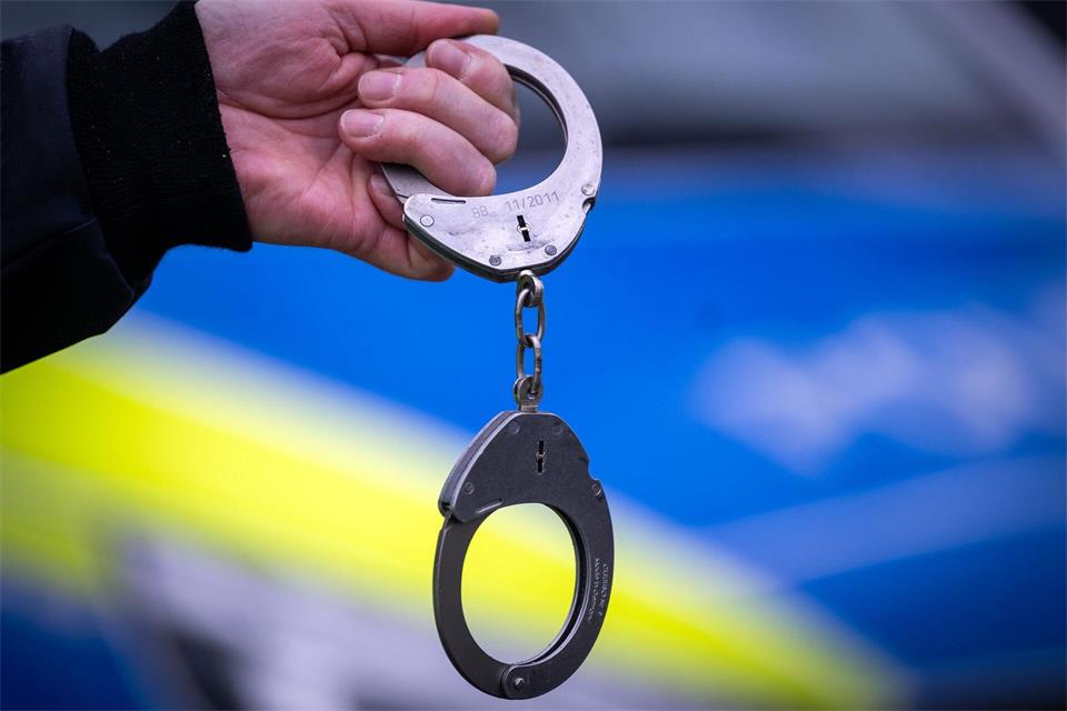 Ein 17-Jähriger soll einem Polizisten mit einer Bierdose ins Gesicht geschlagen haben. (Symbolbild)Soeren Stache/dpa