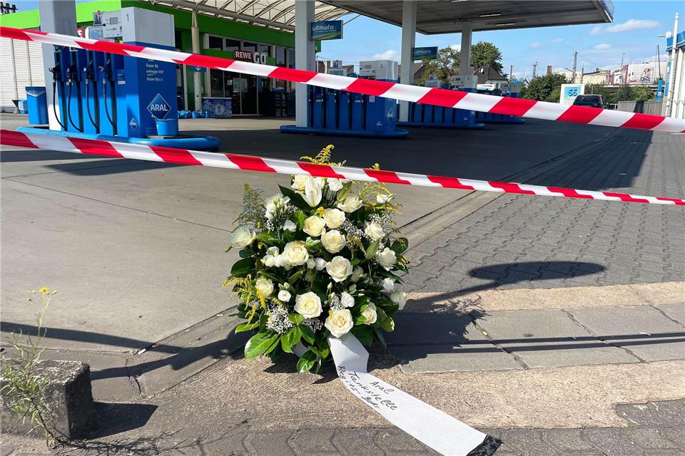 Ein 18-Jähriger, der die tödlichen Schüsse auf einen Polizisten in Völklingen abgegeben haben soll, konnte die Klinik verlassen und ist nun im Gefängnis (Archivbild).Christian Schultz/dpa