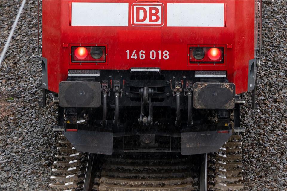 Ein 18-Jähriger stellte sich auf das Trittbrett einer abgefahrenen Lokomotive. (Symbolbild)Hendrik Schmidt/dpa