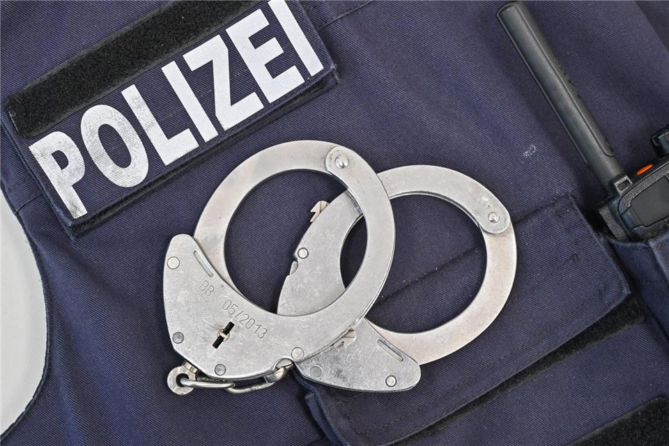 Ein 18-Jähriger wurde wegen versuchten Totschlags verhaftet. (Symbolbild)Patrick Pleul/dpa