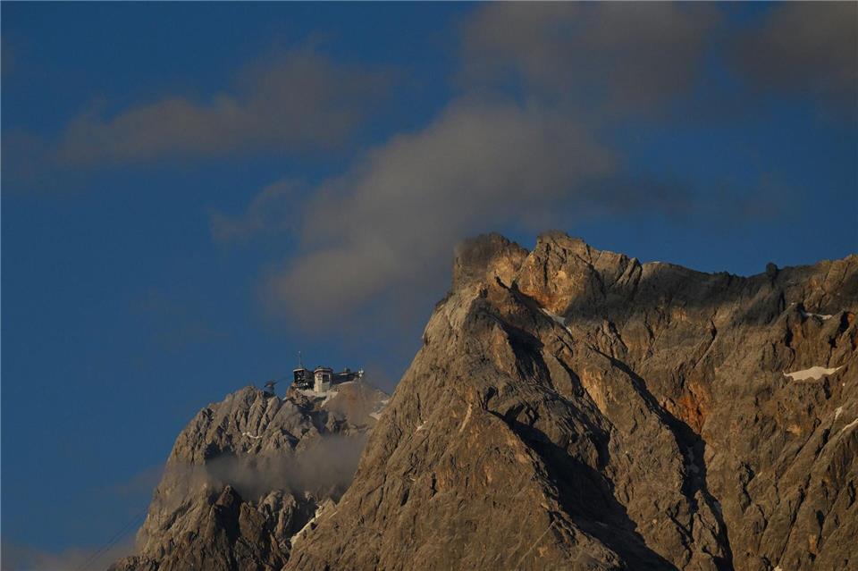 Ein 19-Jähriger aus Baden-Württemberg ist auf einem Klettersteig an der Zugspitze tödlich verunglückt. (Archivbild)Angelika Warmuth/dpa