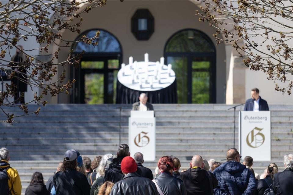 Ein 19-Jähriger erschoss vor 24 Jahren zwölf Lehrer, zwei Schüler, eine Sekretärin, einen Polizisten und dann sich selbst. Michael Reichel/dpa