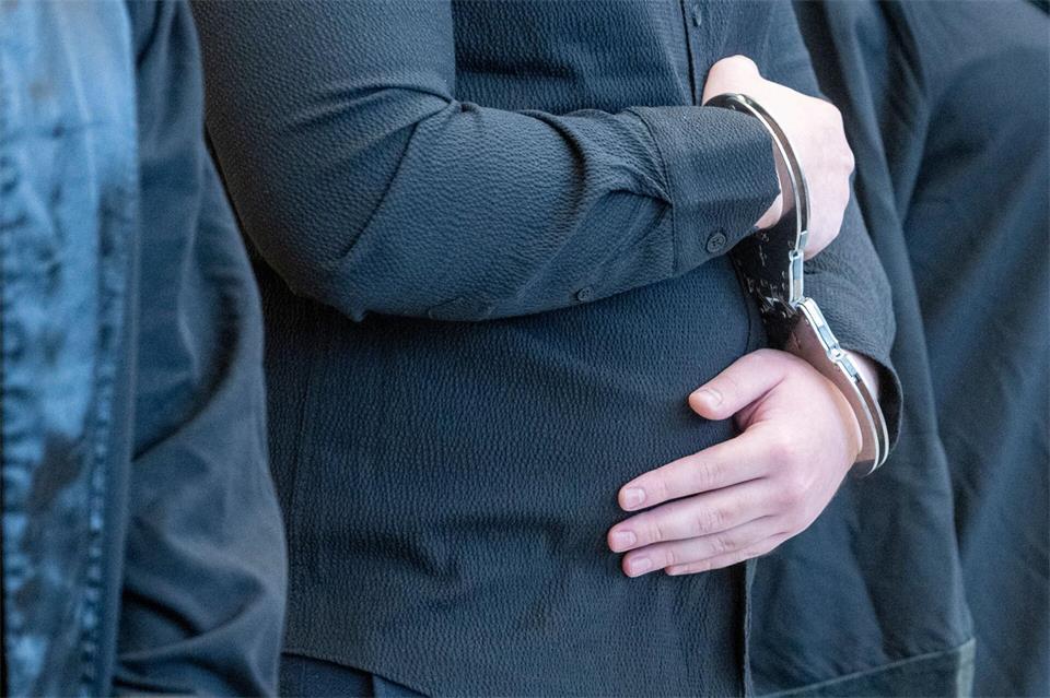 Ein 19-Jähriger hat nach Überzeugung der Staatsanwaltschaft gemeinsam mit einem 22- und einem 20-Jährigen Ende Januar versucht, den Inhaber des Imbisses zu erschießen.Stefan Puchner/dpa