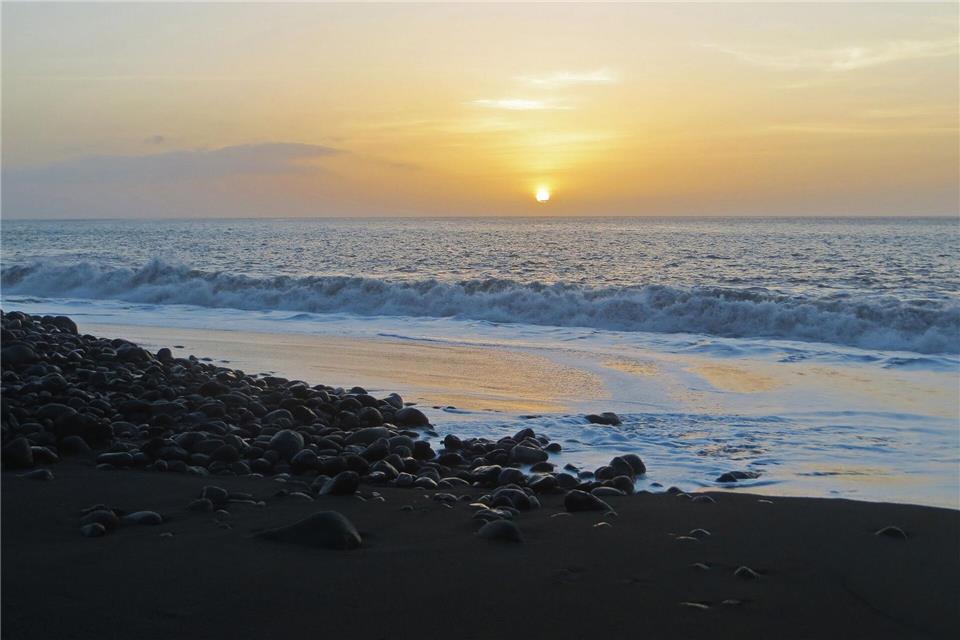 Ein 19-Jähriger steht im Verdacht, drei Angehörige während des Urlaubs auf Kap Verde getötet zu haben. (Symbolfoto)Bernadette Olderdissen/dpa-tmn