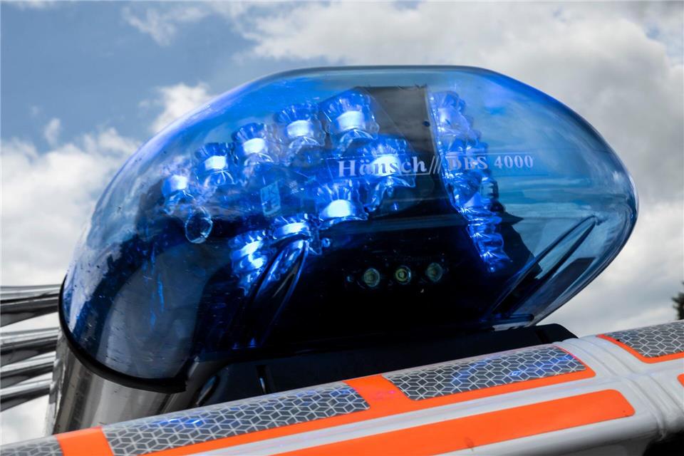 Ein 19-Jähriger wurde lebensgefährlich verletzt. (Symbolbild)Boris Roessler/dpa