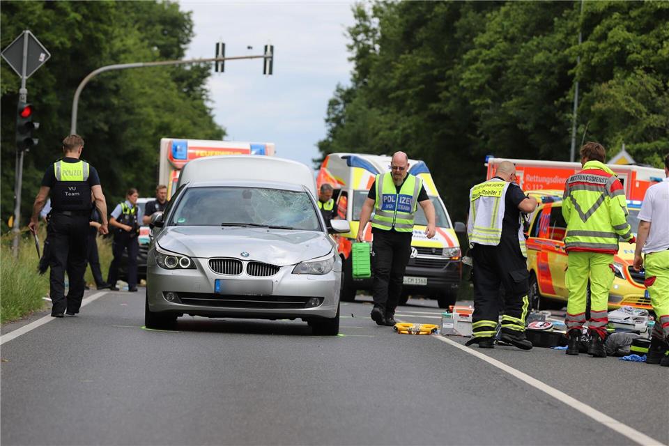 Ein 20-jähriger Autofahrer ist laut Polizei in die Gruppe gefahren, als diese eine Straße überquerte.Sascha Thelen/dpa