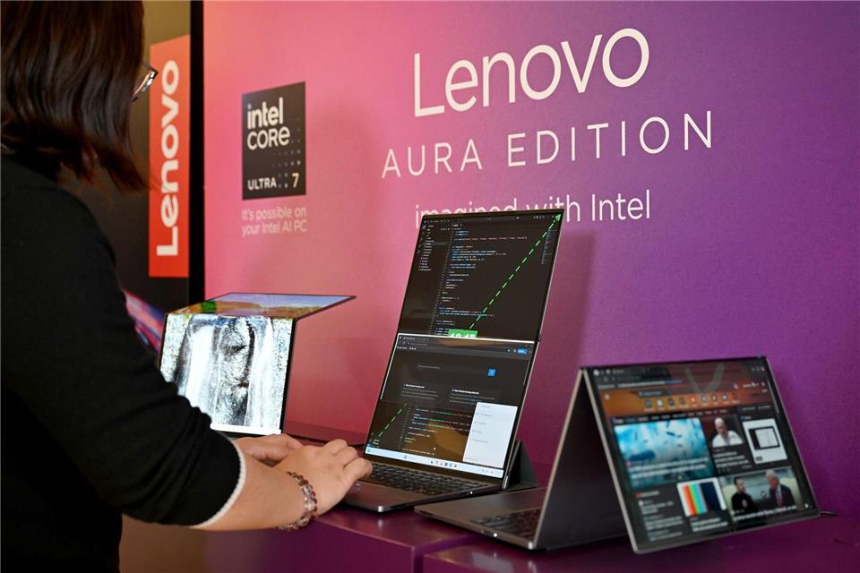 Ein 2025 vorgestellter Laptop mit überlangem Bildschirm, den man nach hinten wegklappen kann.Wolf von Dewitz/dpa