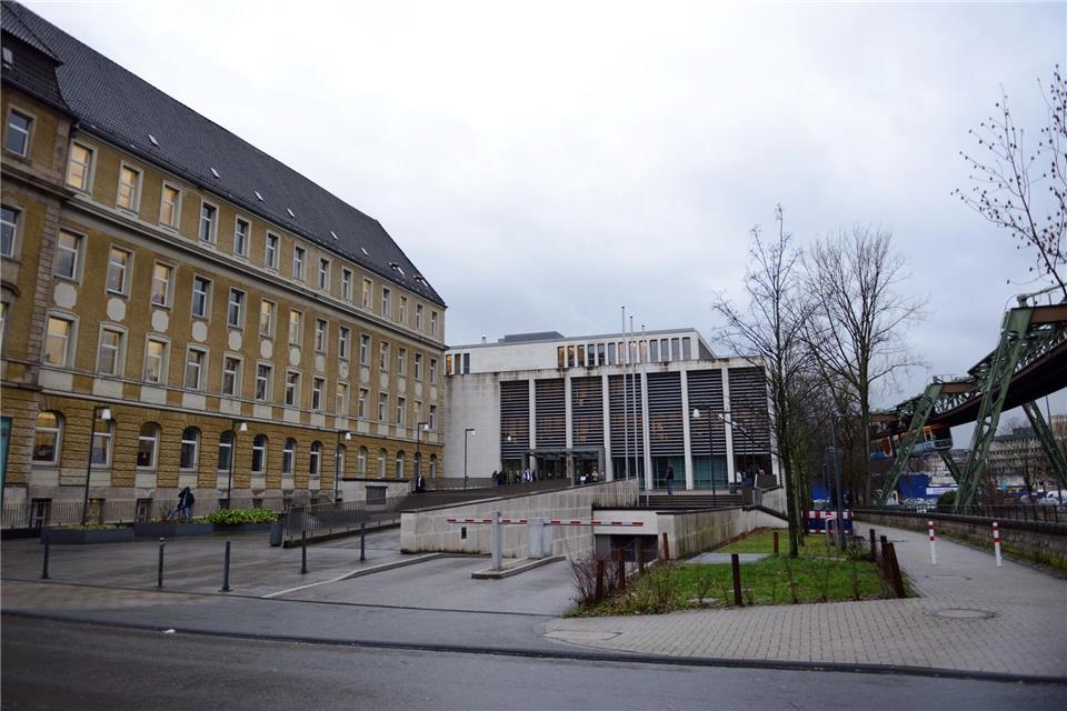Ein 21-Jähriger ist am Amtsgericht in Wuppertal zu einer Haftstrafe nach einem Angriff auf einen Busfahrer verurteilt worden. (Archivbild)Caroline Seidel/dpa