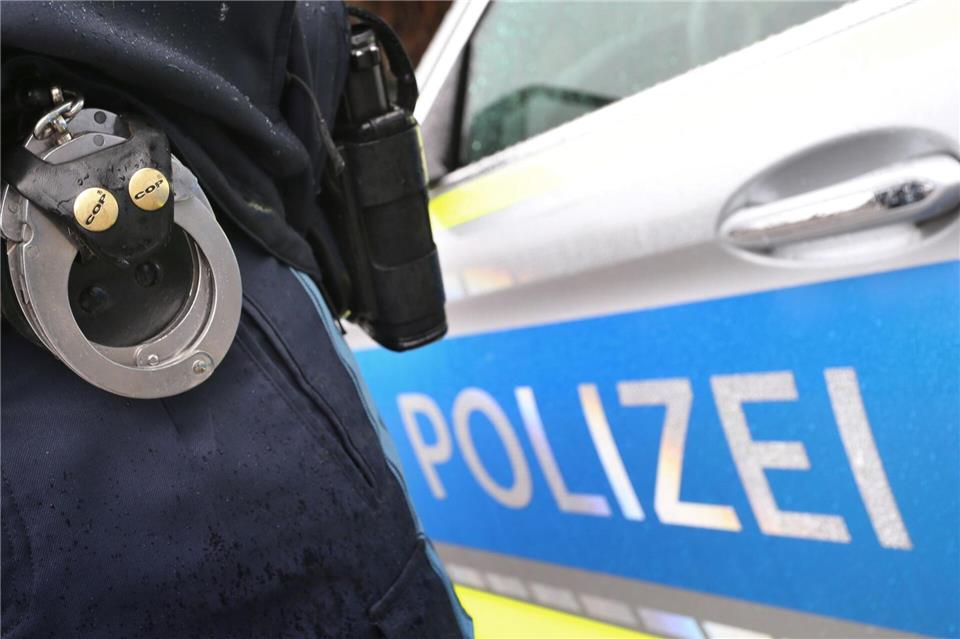 Ein 21-Jähriger kommt mit blutenden Gesichtsverletzungen in ein Krankenhaus, nachdem ein Mann ihm mit einer Schreckschusswaffe ins Gesicht geschossen haben soll. (Symbolbild)Karl-Josef Hildenbrand/dpa