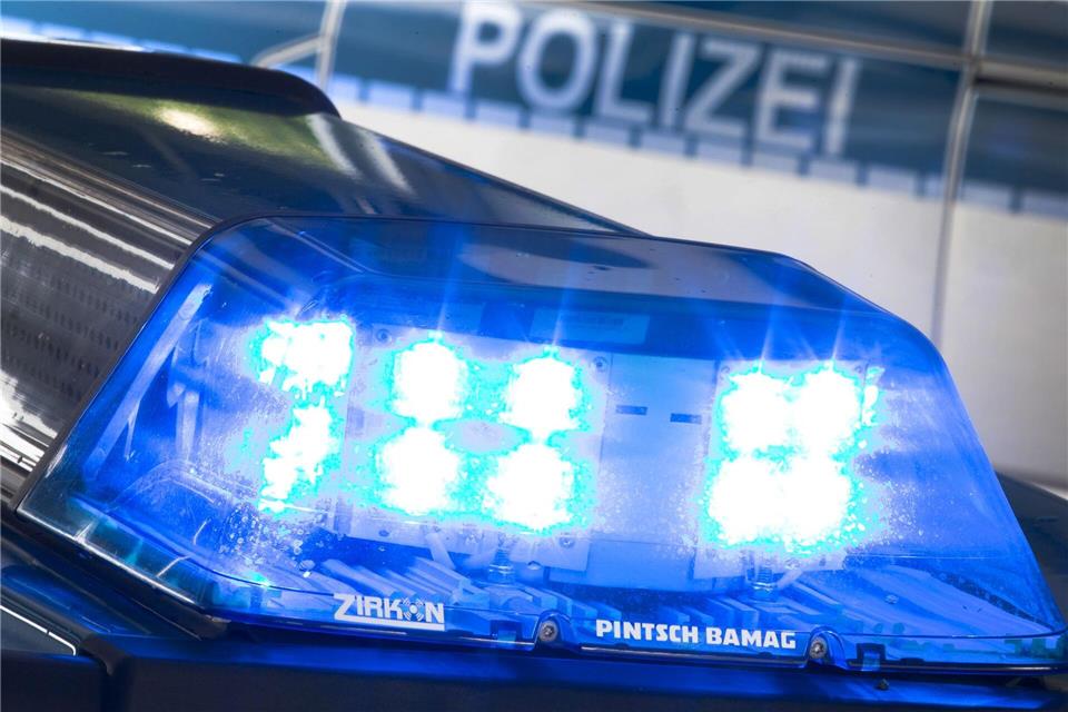 Ein 21-Jähriger prallt mit seinem Auto aufgrund von Glätte gegen eine Schranke. (Symbolbild)Friso Gentsch/dpa