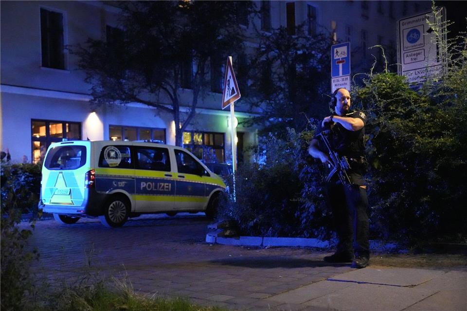 Ein 22-Jähriger ist angeschossen worden - der Täter auf der Flucht.Manuel Genolet/dpa