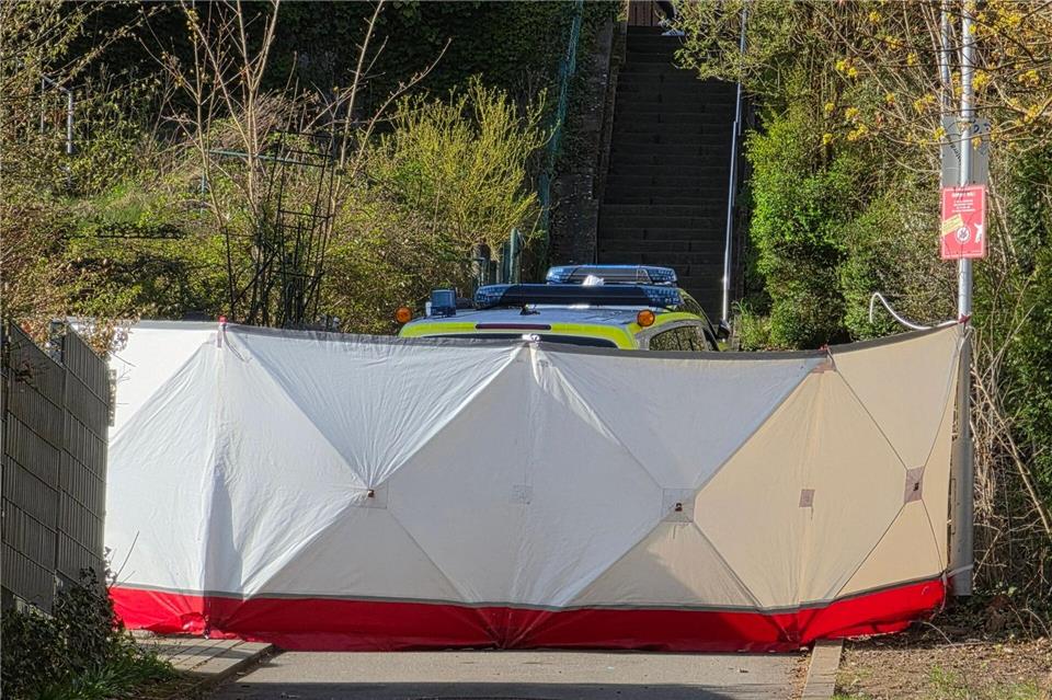 Ein 22-Jähriger ist in der Nacht bei dem Einsatz gestorben.Kevin Schößler/dpa