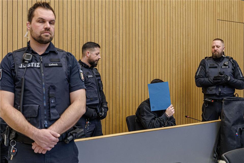 Ein 22-Jähriger muss sich für einen tödlichen Messerstich vor dem Landgericht Lübeck verantworten.Markus Scholz/dpa