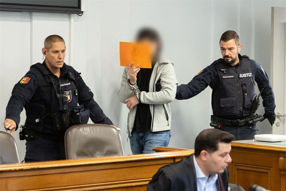 Ein 23-Jähriger muss sich wegen Verdacht des Totschlags vor dem Kieler Landgericht verantworten.Ulrich Perrey/dpa