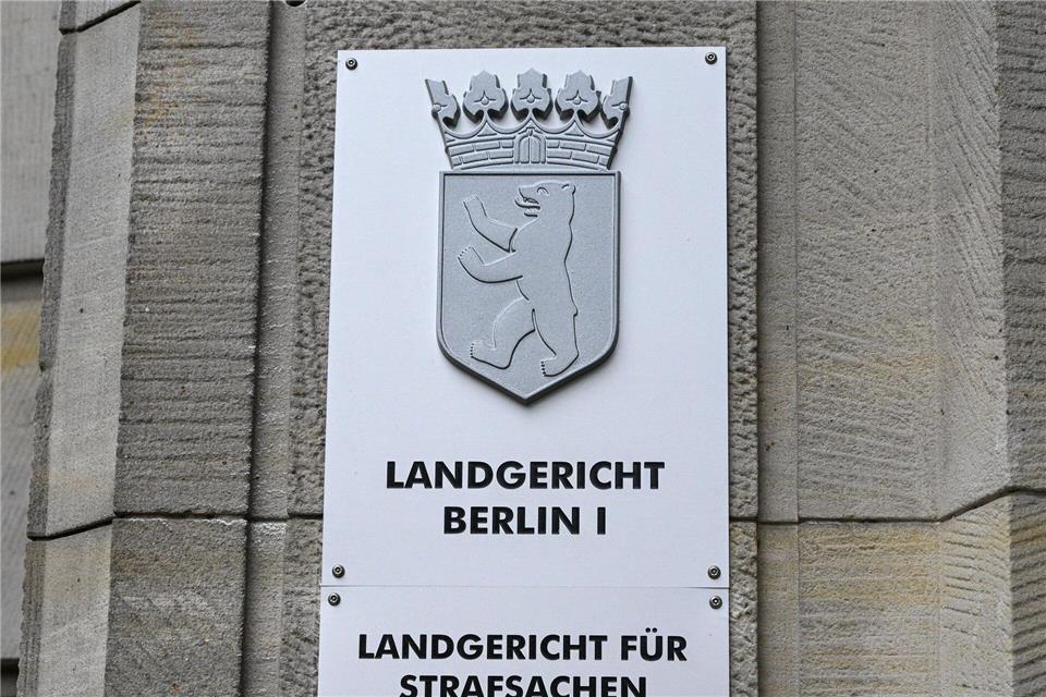 Ein 24-Jähriger, der nach gegenseitigen Beleidigungen via Internet einen 28-Jährigen mit einem Jagdmesser tödlich attackiert haben soll, schweigt vor Gericht. (Symbolbild) Jens Kalaene/dpa