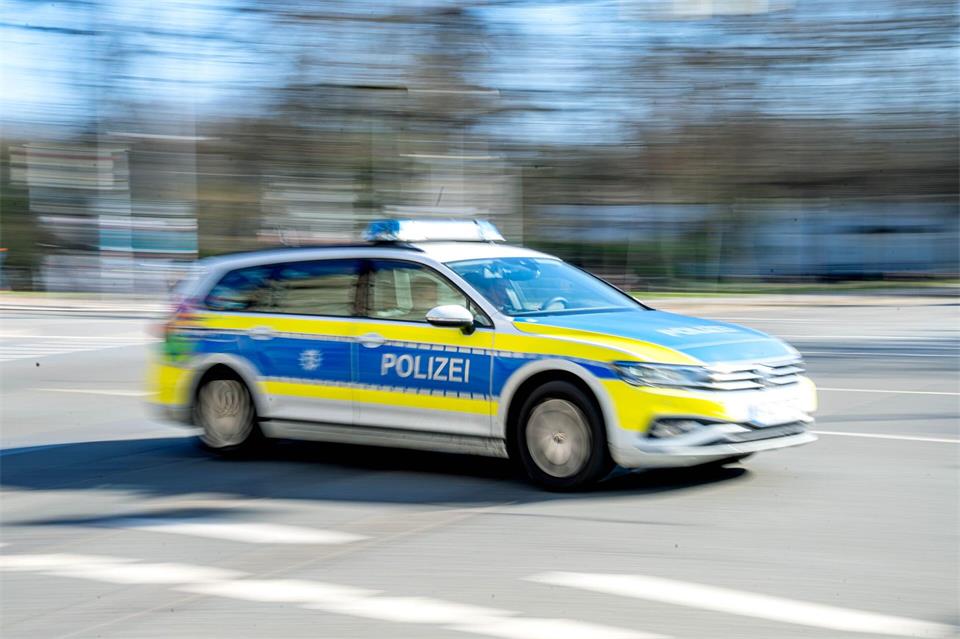 Ein 24-Jähriger ist vor der Polizei von Sachsen-Anhalt nach Thüringen geflüchtet. (Symbolbild)Sina Schuldt/dpa