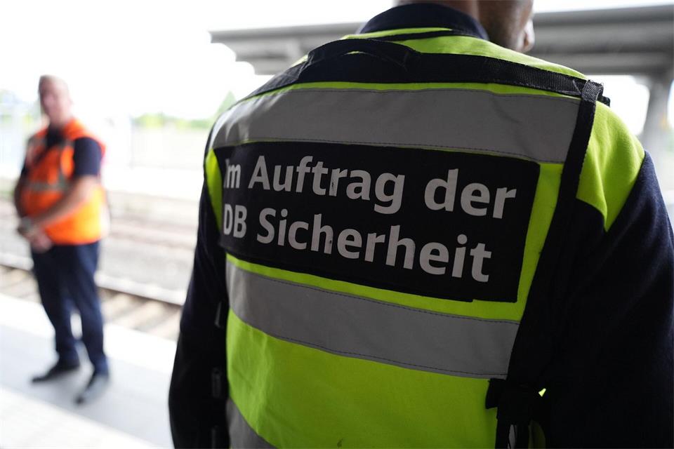 Ein 24-Jähriger soll Bahn-Sicherheitsmitarbeiter attackiert haben. (Symbolbild)Marcus Brandt/dpa