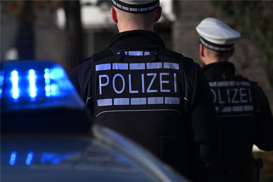 Ein 24-Jähriger soll mehrfach auf den Ehemann seiner Ex eingestochen haben. (Symbolbild)Bernd Weißbrod/dpa