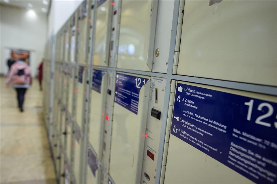 Ein 27-Jähriger wurde von der Polizei schlafend in einem Schließfach gefunden. (Symbolbild)Gregor Fischer/dpa