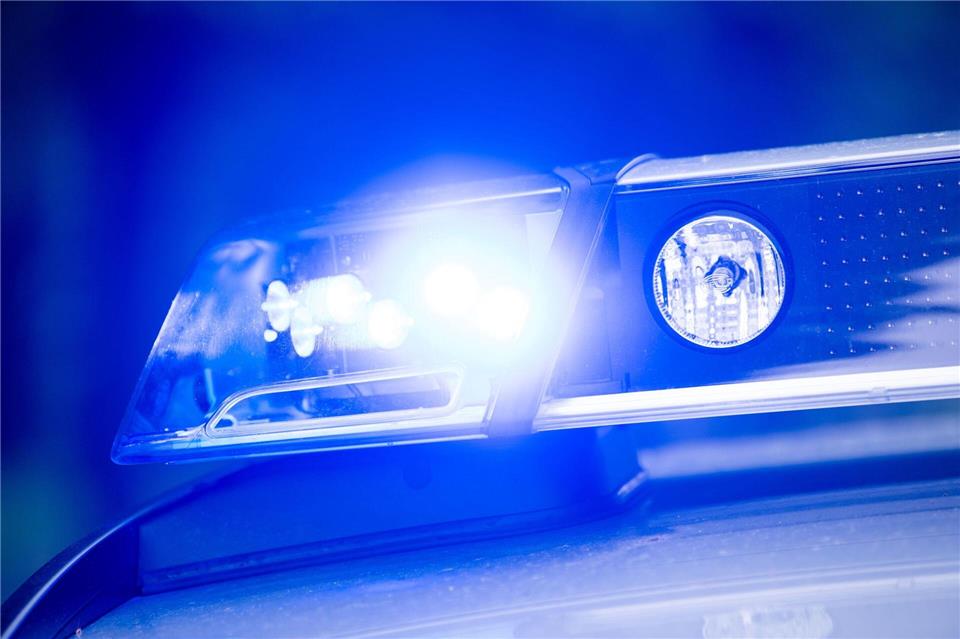 27-Jähriger erstattet Anzeige - und muss ins Gefängnis Ein 27-Jähriger zeigt den Diebstahl seiner Umhängetasche bei der Polizei an - und muss selbst ins Gefängnis. (Symbolbild)Lino Mirgeler/dpa
