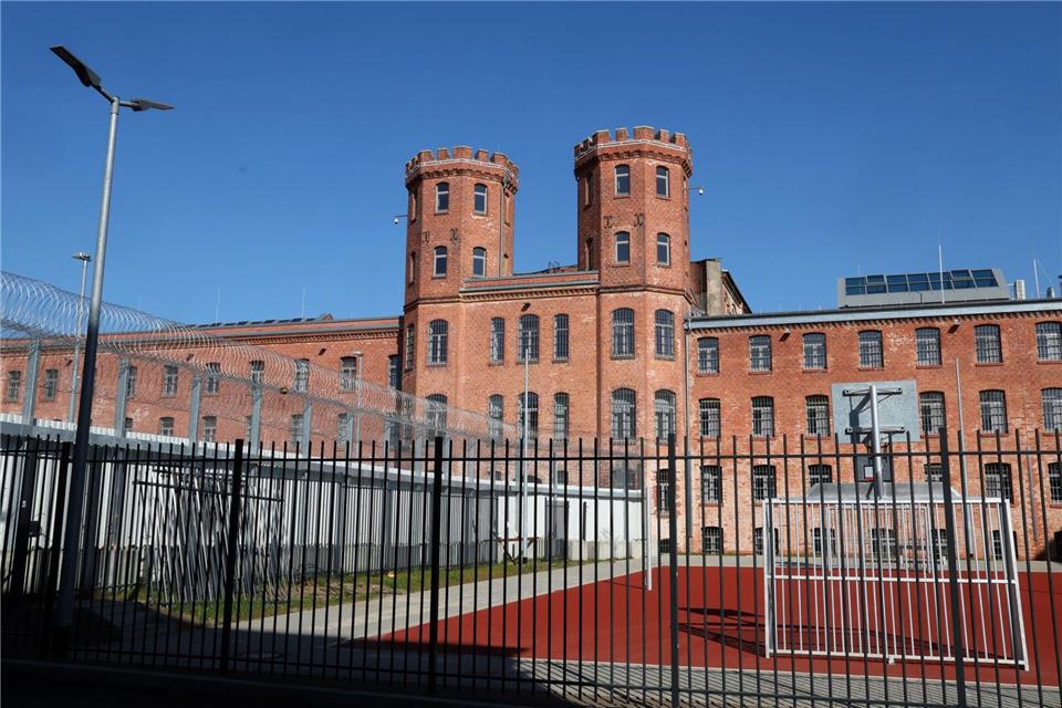 Ein 27 Jahre alter Gefangener ist am Donnerstagmorgen tot in seiner Zelle in der JVA Bützow gefunden worden. (Symbolbild)Bernd Wüstneck/dpa