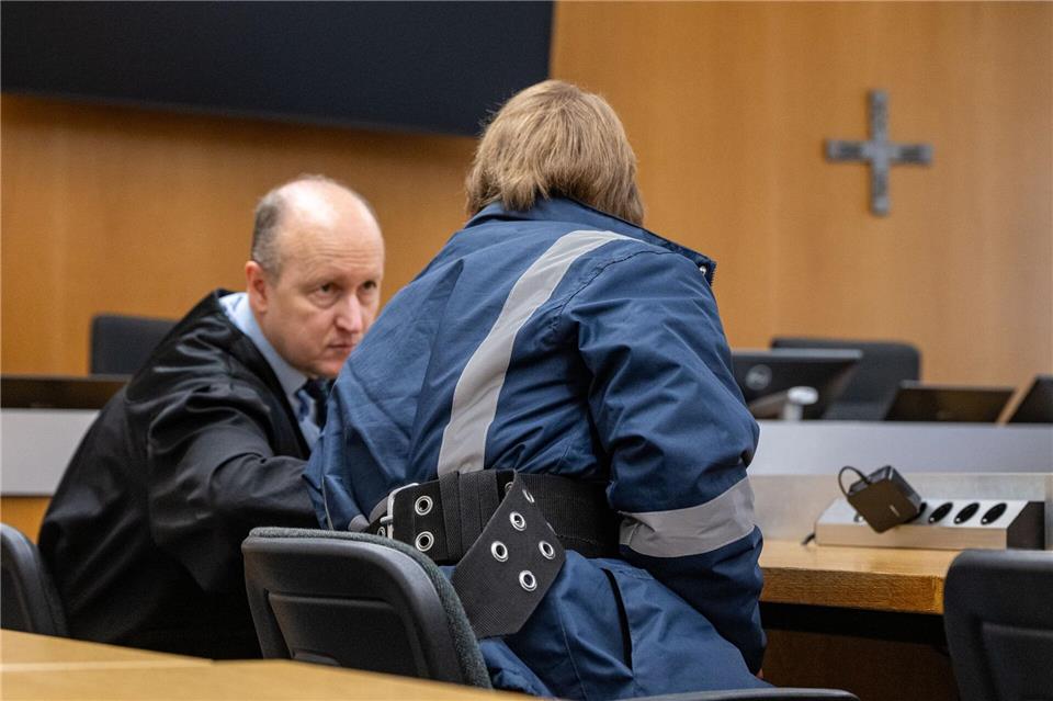 Ein 27 Jahre alter Mann ist vor dem Landgericht Landshut angeklagt, links neben ihm sitzt sein Verteidiger Thomas Fauth. Armin Weigel/dpa