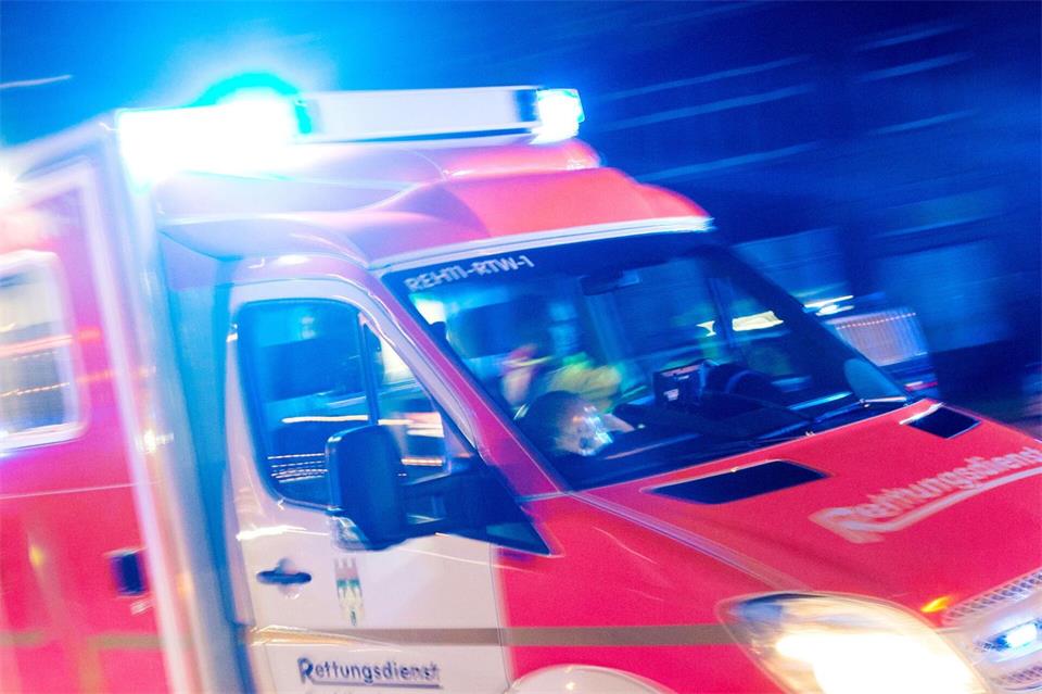 Ein 28-Jähriger ist durch Stichverletzungen lebensgefährlich verletzt worden. (Symbolbild)Marcel Kusch/dpa