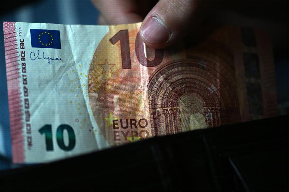 Ein 28-Jähriger überfällt eine Bank in Hannover - und begnügt sich schließlich mit zehn Euro. Sein Prozess am Amtsgericht Hannover beginnt am Montag. (Symbolbild)Federico Gambarini/dpa