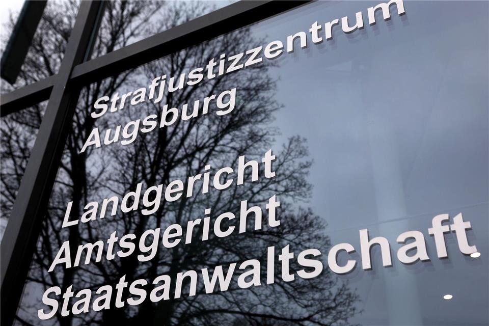 Ein 29-Jähriger soll eine Mutter von drei Kindern in Augsburg ermordet haben. Nun wurde er angeklagt. (Symbolbild)Karl-Josef Hildenbrand/dpa