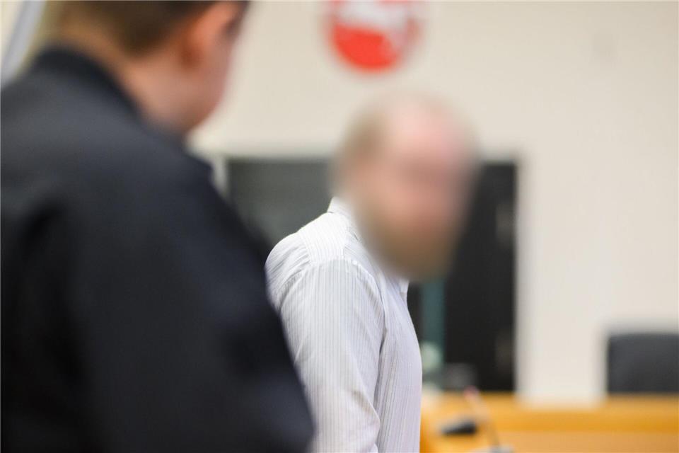 Ein 31-Jähriger soll eine junge Nachbarin mit einem Messer getötet haben - er steht vor Gericht.Julian Stratenschulte/dpa