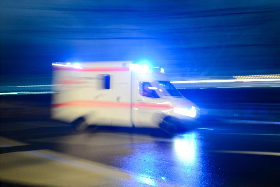 Ein 31-Jähriger starb bei einem Verkehrsunfall in Bad Liebenwerda. (Symbolbild)Lukas Schulze/dpa